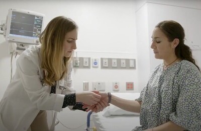 Кодирование Аквилонг в Светлом Врач держит пациентку за руку