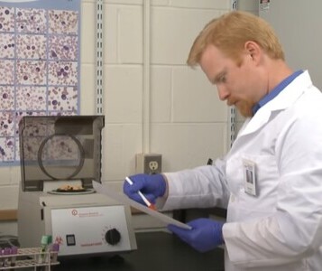 Клиника лечения наркозависимости в Светлом Врач в кабинете клиники