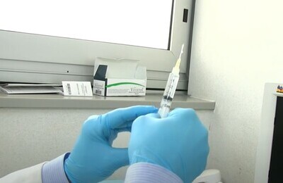 Проведение кодирования Вивитролом в Светлом Шприц с Вивитролом в руках у врача